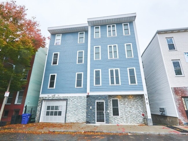 Building Photo - 186 Paris St Unit 5 Rental