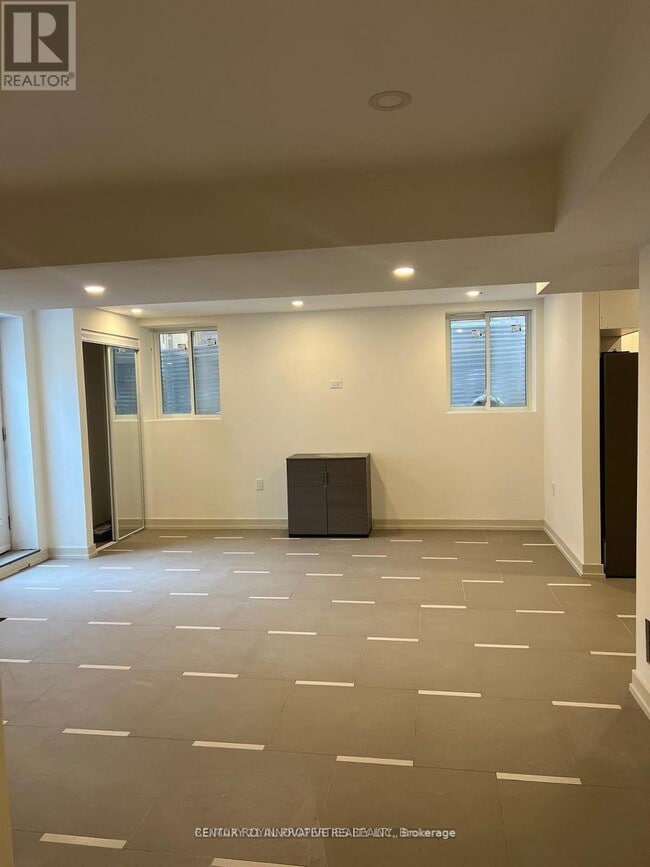 Photo - 1042 Kingpeak Cres