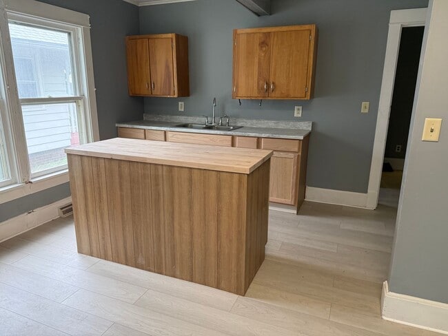 Building Photo - 7th street triplex Unit 2