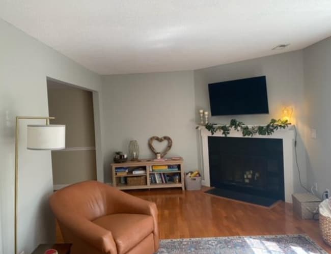 Sala de estar con chimenea - 3144 Morningside Dr