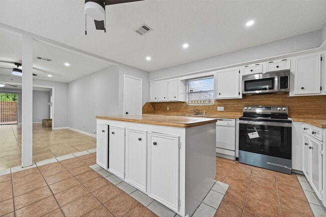 Photo - 6102 Crakston St