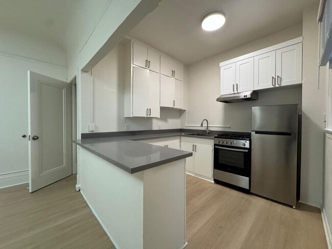 Building Photo - 1600 California St Unit 26