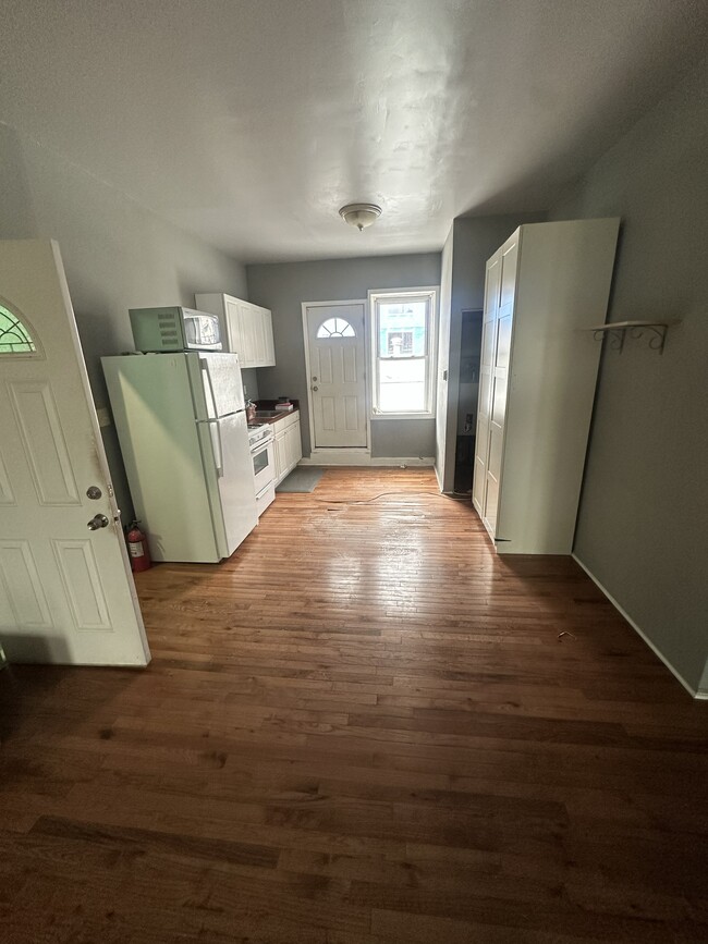 Building Photo - 558 Bloomfield Ave Unit 2