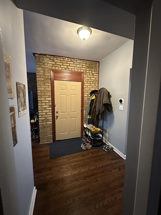 Entrance hall - 6754 N Lakewood Ave Unit 1N