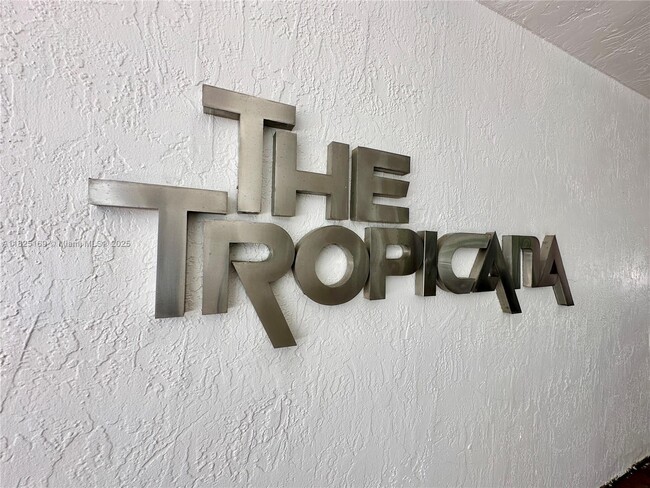 Photo - 15645 Collins Ave Unidad 706 Rental