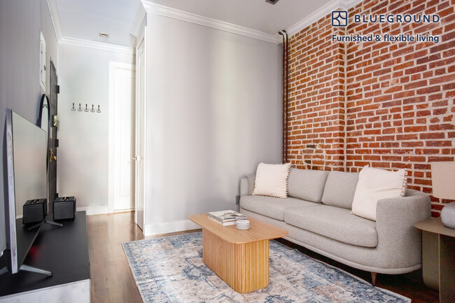 Building Photo - 434 W 52nd St Rental