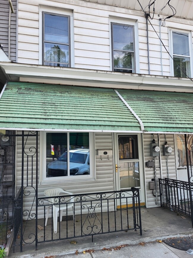 Building Photo - 1218 E Centre St Rental