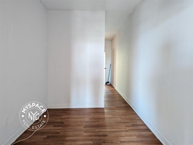 Photo - 942 Flushing Ave Unit 3r