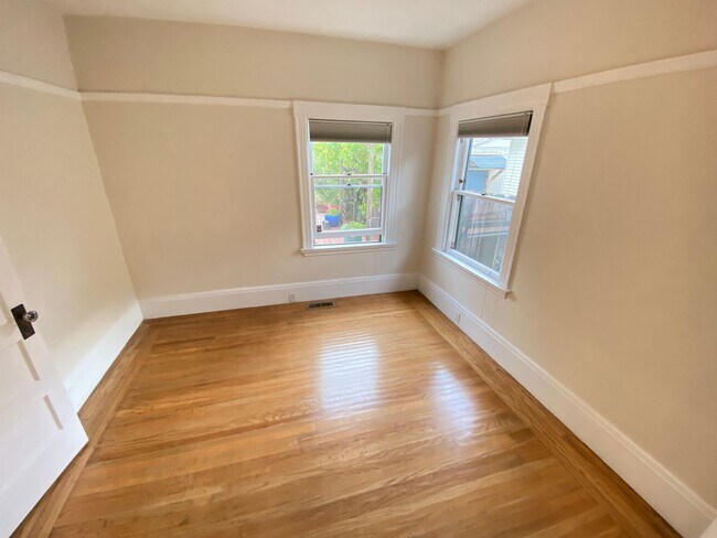 Photo - Advent - Low Deposit Bright Home W/ Laundr...