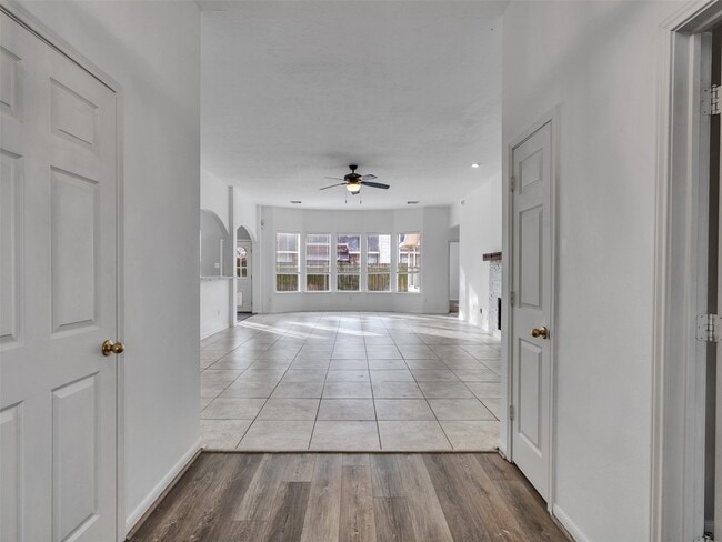 Photo - 3327 La Seine Ln