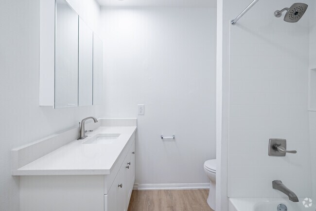 2BR, 2BA - 1075SF - Primary Bathroom