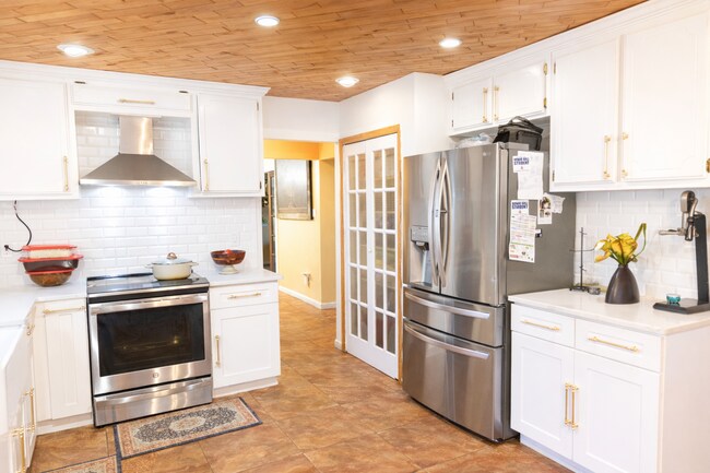 Photo - Sophisticated 4 bedroom Home in Coram for rent.