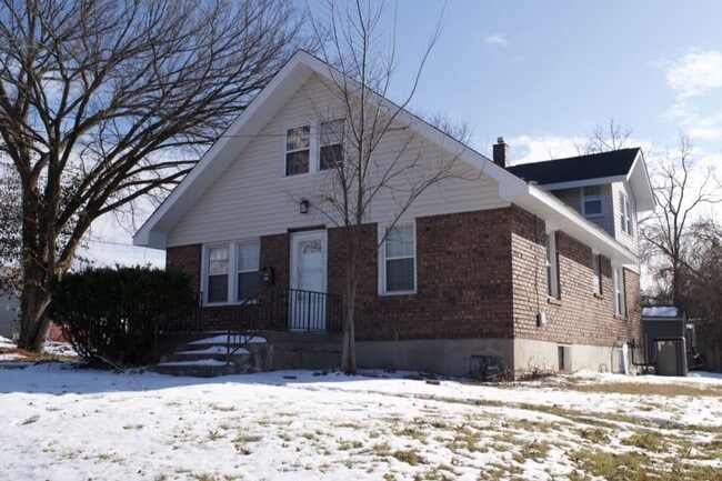 Building Photo - Conveniently Located 3 Bed 2 Bath House