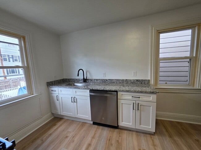 Building Photo - Newly Updated 3 bedroom 1 bathroom Apartment for Rent!