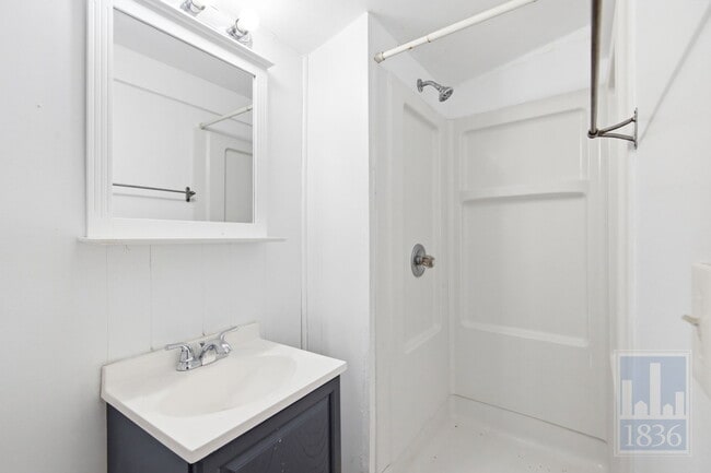 Photo - 1201 W 40th St