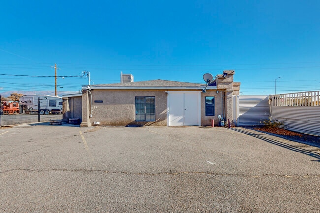 Photo - 5717 Edith Blvd NE