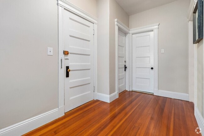 Building Photo - 1805 Beacon St Unit 2 Rental