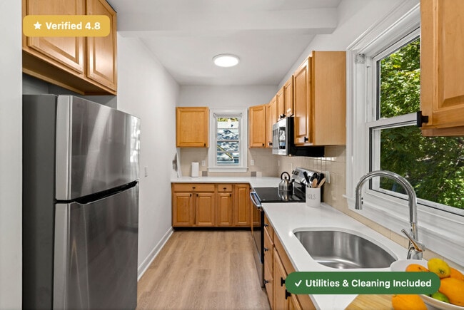 Photo - RoostUp Furnished Private Bedroom in Jamai...