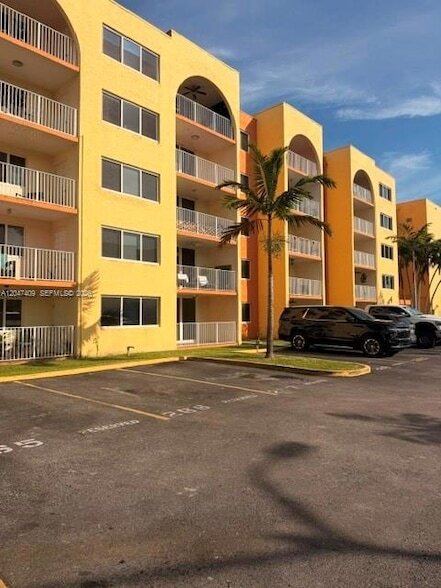 Building Photo - 6930 Miami Gardens Dr Unit 1-517
