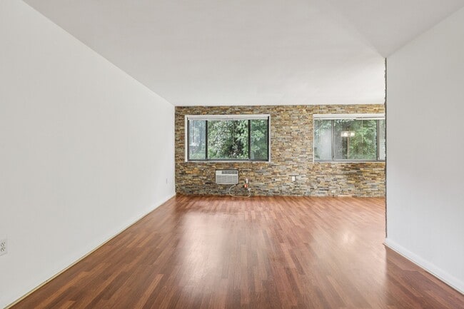 Building Photo - 500 Thayer Ave Unit 403