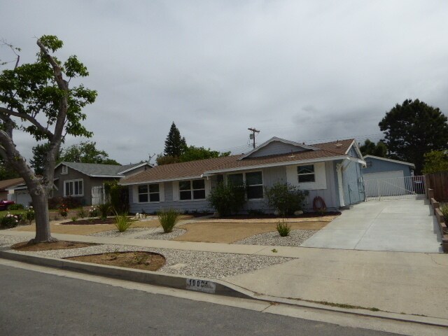 Building Photo - COMING SOON! Beautifully Remodeled Single-... Rental