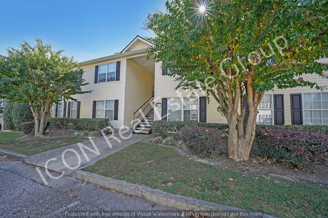 Building Photo - 3/2 Ground Floor apartment with new floori...