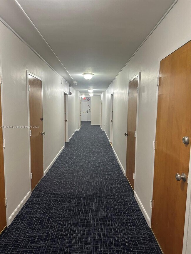 Photo - 8400 Byron Ave Unidad 2D