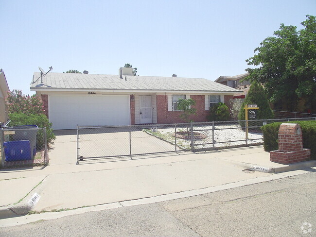 Building Photo - Northeast El Paso 3 Bed/2 Bath! Rental