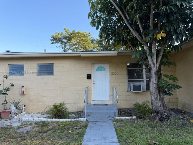 Building Photo - 2210 NE 170th St Unit 2220