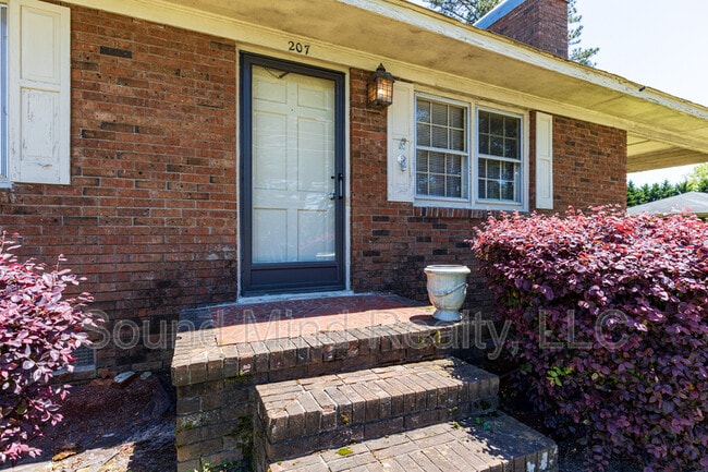 Photo - 207 S Alston St