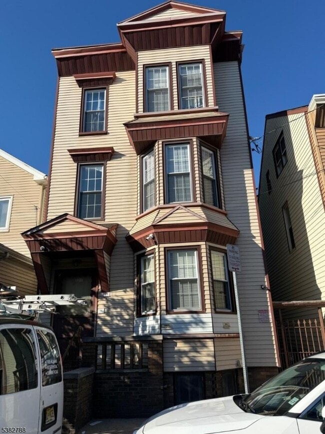 Building Photo - 221 Walnut St Rental