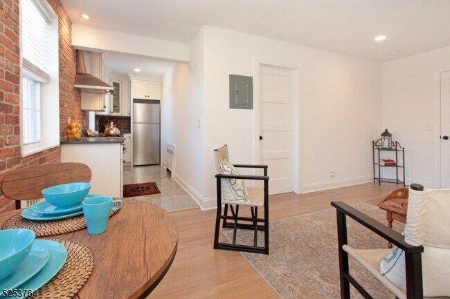 Photo - 378 Claremont Ave Unidad 3