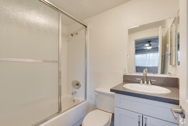 2BR, 2BA - 875SF