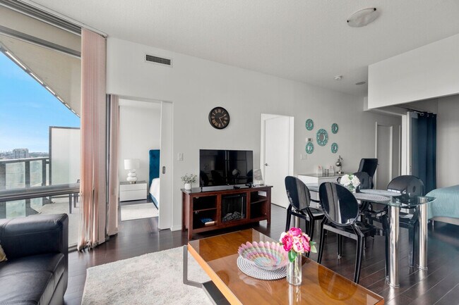 Building Photo - 832 Bay St.