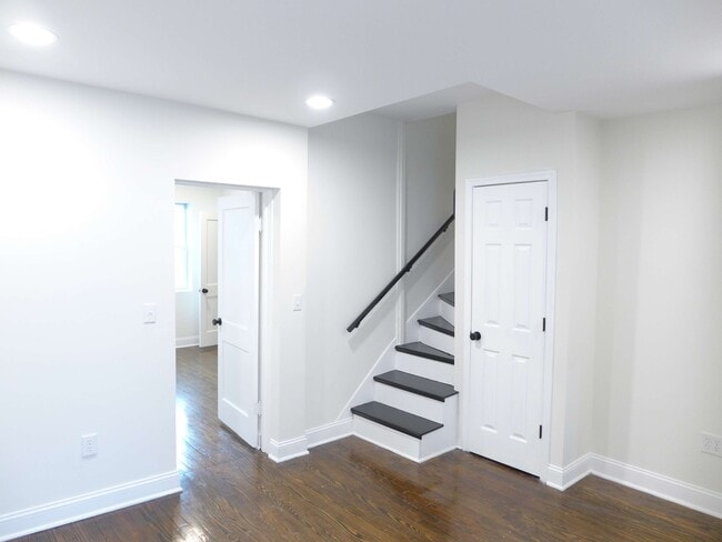 Building Photo - 1709 Bank St Unit 2