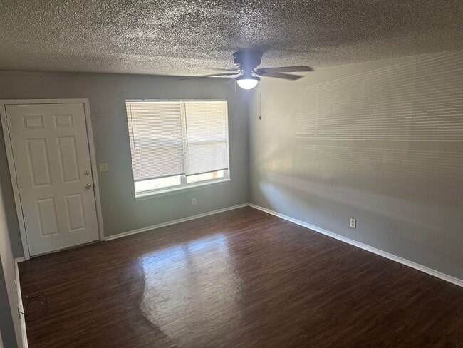 Photo - 2-Bedroom, 1-Bathroom Unit @ Rolling Oaks 4-Plex - Water Bill Included