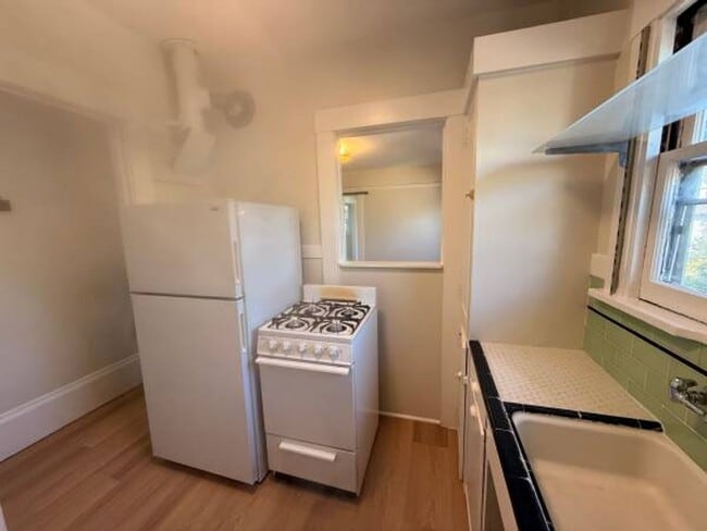 Great location and is just off the main St... - Great location and is just off the main St... Apartment Unit 05