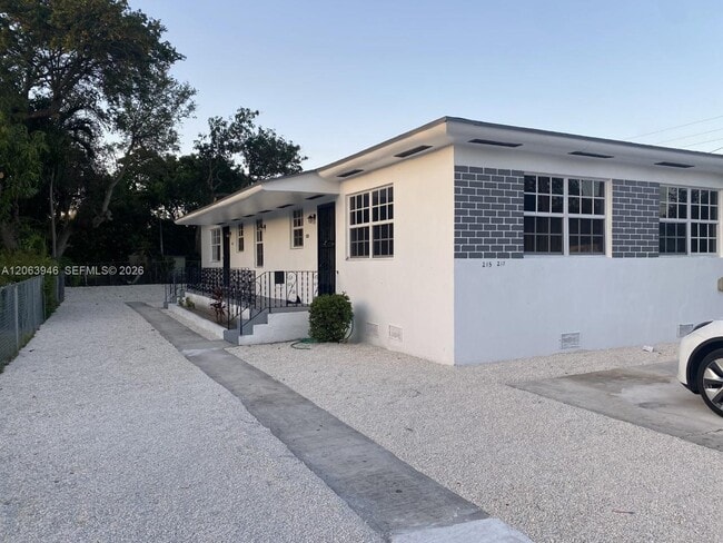 Building Photo - 217 NW 48th St Unit 2