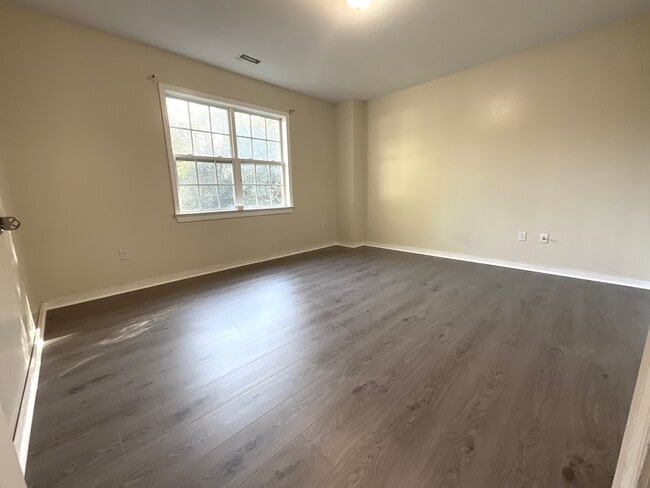 Photo - 2025 Shirleydale Ave