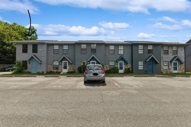Building Photo - 1325 Greendale Ave Rental