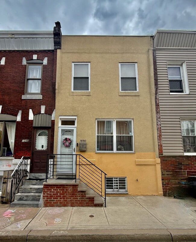 Building Photo - SPACIOUS & MODERN 3 BED/2 BA HOUSE w/ Central AC-HARDWOOD Flooring-WASHER/DRYER & Rear PATIO in G...