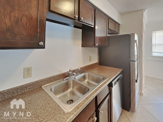 Photo - 709 Croydon Dr