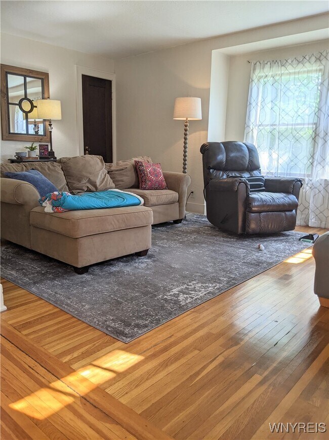 Photo - 264 St Lawrence Ave