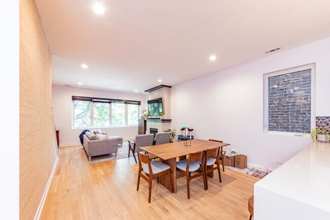 Building Photo - 1916 N Kedzie Ave Unit 2F