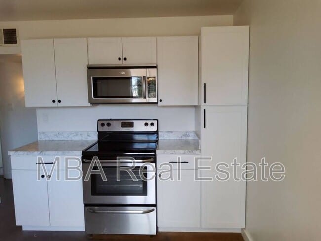 Photo - 915 W 17th Pl