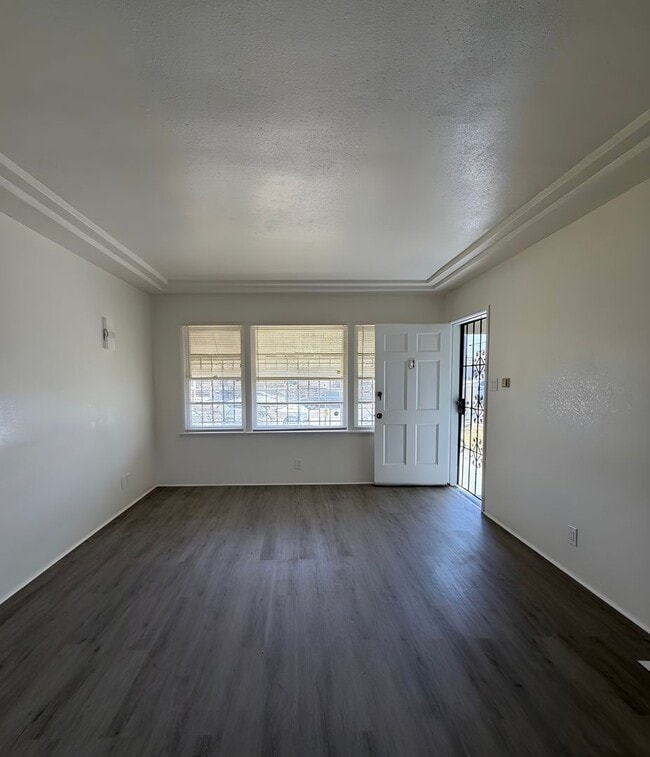 Building Photo - 807 W 82nd St Unit a