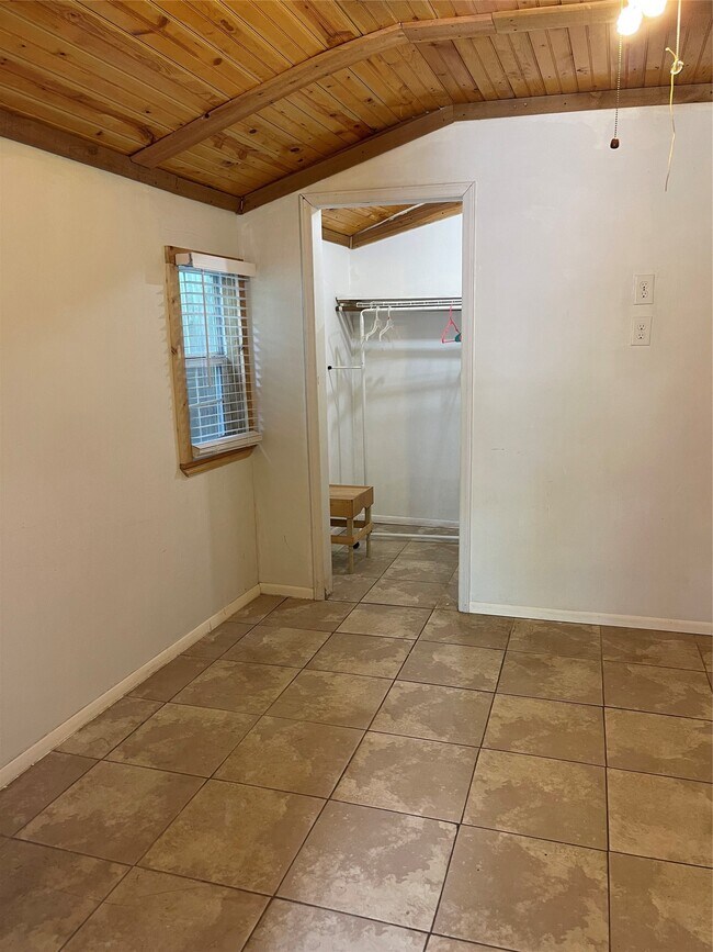 Photo - 1472 Godwin St