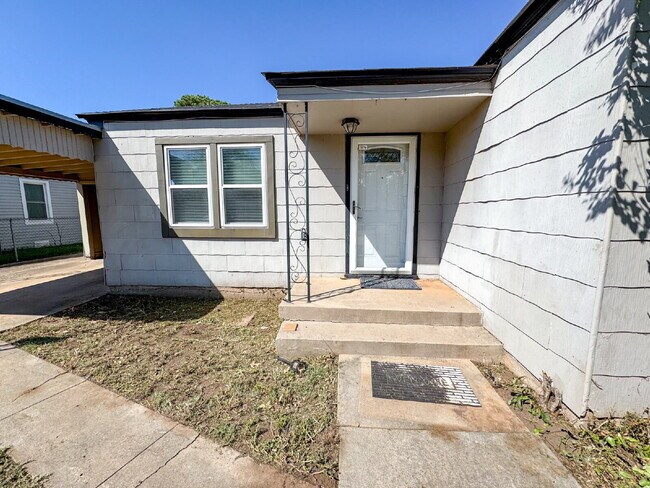 Building Photo - 2-bedroom, 1-bath home in Maxey Park