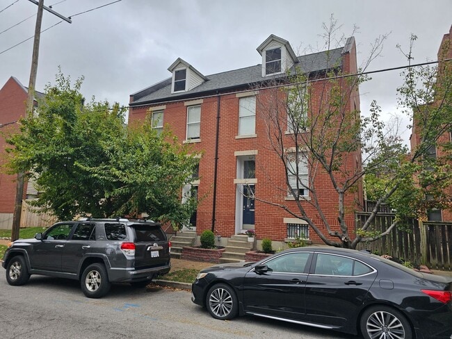 Building Photo - Wonderfully Remodeled Tri Level 3BR/2BTH S...