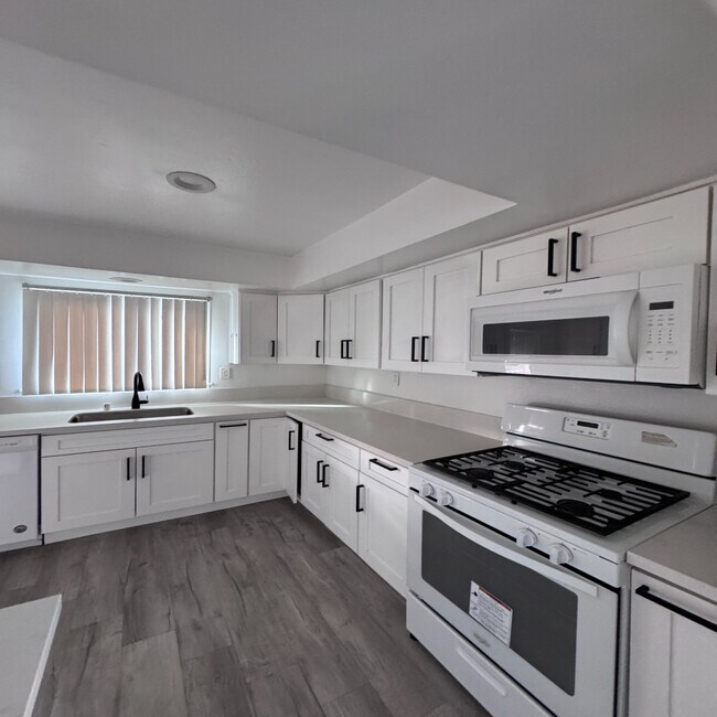 Building Photo - 5527 Radford Ave Unit 4